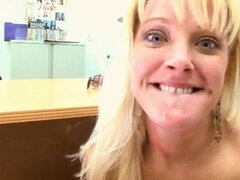 Leie, Hinterzimmer, Blondine, Blasen, Spermaladung, Aufs gesicht abspritzen, Handjob, Titten