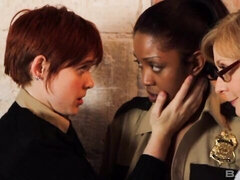 Vingeren, Interraciaal, Zoenen, Likken, Masturbatie, Moeder die ik wil neuken, Voorbinddildo, Tiener