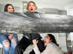 Grosser arsch, Grosse titten, Blasen, Fingern, Handjob, Küche, Pov, Flotter dreier