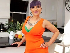 Enthousiasteling, Grote kont, Grote mammen, Seksspeelgoed, Vingeren, Keuken, Alleen, Strippen