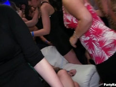 Enthousiasteling, Bruinharig, Aangekleed, Handbeurt, Hardcore, Orgie, Panty, Feest