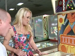 Amerikaans, Grote mammen, Blond, Pijpbeurt, Lul, Hondjeshouding, Kort haar, Tatoeage