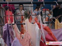 18 ans, Sucer une bite, Gorge profonde, Interracial, Seins naturels, Tatouage, Adolescente, Nénés