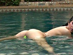 Morena, Al aire libre, Piscina, Público