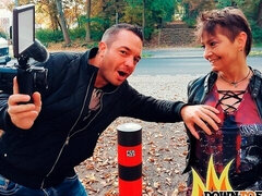 Mamada, Morena, Estilo perrito, Masturbación, Al aire libre, Perforación, Público, Cabello corto