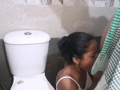 18 jaar, Enthousiasteling, Lieveling, Pijpbeurt, Indisch, Natuurlijke tieten, Tiener, Toilet