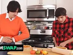 Step mummy cougar friends & their stepsons join foce this thanksgiving to feast together - momswap