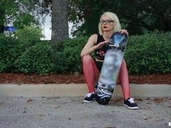 デカ尻, ブロンド, フェラチオ, バック, 指いじり, 剃毛, ストッキング, ティーン