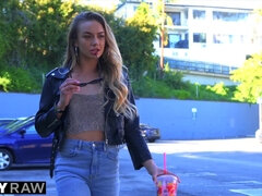 18 ans, Cul, Cul à la bouche, Sucer une bite, Faciale, Béant, Chevaucher, Adolescente