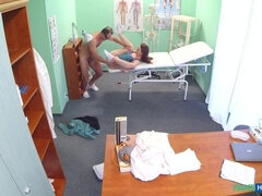 Sucer une bite, Médecin, En levrette, Doigter, Léchez, Infirmière, Bureau, Chatte