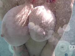 アナル, お尻, ビキニ, イギリス人, 巨乳な, プール, 剃毛, 一人