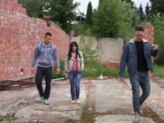 Минет, Брюнетки, Сперма на лице, Деньги, На природе, Втроем