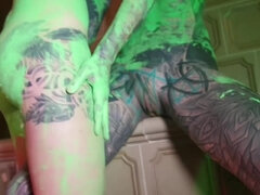 Enthousiasteling, Kont, Lesbisch, Orgasme, Kut duiken, Spuiten, Tatoeage, Speelgoed