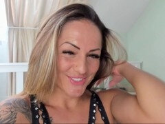 Amateur, Rubia, Hablar sucio, Penetracion con puños, Coño, Tatuaje, Camara web
