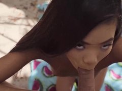 Amerikanisch, Asiatisch, Strand, Bikini, Freundin, Natürlichen titten, Kurzes haar, Tätowierung