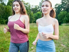 18 jahre, Arsch, Fingern, Lesbisch, Lingerie, Masturbation, Natürlichen titten, Entkleiden