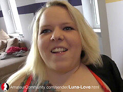 blond Luna mit fetten Titten und tats