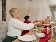 Grote kont, Blond, Gevangen, Oudere vrouw, Diep in de keel, Orgasme, Rijden, Zuigen