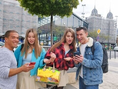 Chambre à dormir, Gros cul, Grosse bite, Sucer une bite, En levrette, 2 femmes 1 homme, Seins naturels, Adolescente