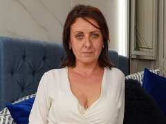 Amateur, Tetas grandes, Morena, Penetracion con dedos, Masturbación, Madres para coger, Cabello corto, Estriptis