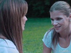 Insatiable school damsels fingerblasting each other