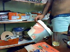 hermoso turco haciendo un gran show