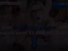 Grosser schwanz, Blasen, Kehlenfick, Hundestellung, Fingern, Muschi, Realität, Titten