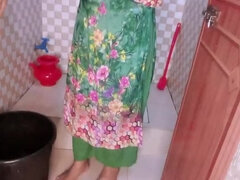 18 ans, Salle de bains, Gros cul, Gros seins, Couple, Fait maison, Indienne, Épouse