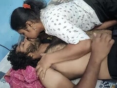 Asiatique, Chambre à dormir, Couple, Petite amie, Fait maison, Indienne, Embrassement, Soeurs