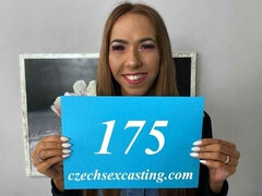 Grosse bite, Sucer une bite, Brunette brune, En levrette, Seins naturels, Maigrichonne, Pute, Nénés