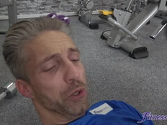 Leie, Arabisch, Braunhaarige, Hundestellung, Sporthalle, Natürlichen titten, Muschi, Hintern versohlen