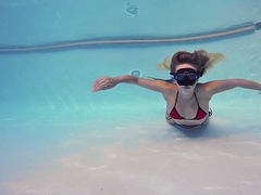 美女, ブロンド, 指いじり, オナニー, 公共, 一人, オッパイの, 水中