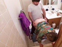 Chica, Cuarto de baño, Tetas grandes, Corrida, Familia, Madres para coger, Hijo, Tabú