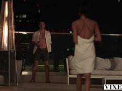 Braunhaarige, Schwarz, Aufs gesicht abspritzen, Handjob, Hardcore, Lecken, Ablutschen, Tätowierung