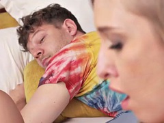 Tussi, Grosser schwanz, Lecken, Reiten, Tätowierung, Flotter dreier, Spielzeuge, Vibrator