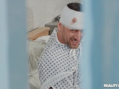 Kont, Blond, Pijpbeurt, Diep in de keel, Hardcore, Verpleegster, Tieten likken, Uniformpje