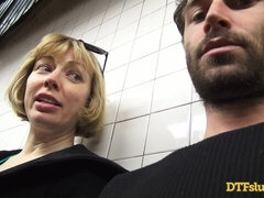 Anal, Salle de bains, Grosse bite, Blonde, Mignonne, En levrette, Public, Cheveux courts