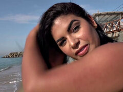 Gros cul, Brunette brune, En levrette, Doigter, Fille latino, Seins naturels, De plein air, Pov