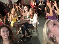 Enthousiasteling, Pijpbeurt, Sperma in gezicht, Handbeurt, Latijnse vrouw, Naakt, Orgasme, Zuigen