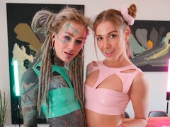 Grote kont, Seksspeelgoed, Vingeren, Zoenen, Likken, Ondergoed, Masturbatie, Tatoeage