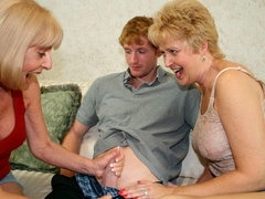Grote mammen, Blond, Pijpbeurt, Handbeurt, Rijpe lesbienne, Moeder die ik wil neuken, Natuurlijke tieten, Trio