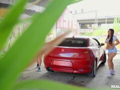 Amateur, Chica, Coche, Loco, Estilo perrito, Europeo, Tetas naturales, Al aire libre