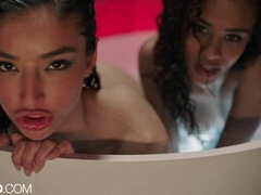 Nana, Interracial, Lesbienne, Masturbation, Seins naturels, Chatte, Rasée, Nénés