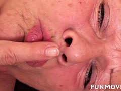 Tussi, Grosse titten, Blasen, Fetisch, Oma, Handjob, Reif, Titten