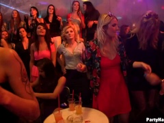 Grote lul, Blond, Bruinharig, Naakte man aangeklede vrouw, Gek, Dansen, Hardcore, Kousen