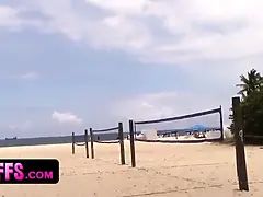 Grote mammen, Badpak, Sperma in gezicht, Flashing, Orgie, Buiten, Geschoren, Tieten likken