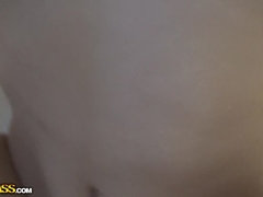 Brunette brune, Public, Se déshabiller