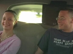 18 jaar, Enthousiasteling, Grote kont, Bruinharig, Auto, Masturbatie, Natuurlijke tieten, Tieten likken