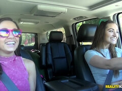 舐める尻, デカ尻, 茶髪の, 汚れた　, 眼鏡, 毛深い, レズビアン, アウトドア