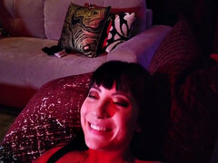 Gros seins, Brunette brune, Petite amie, Embrassement, Lesbienne, Mamelons, Jarretelles, Tatouage